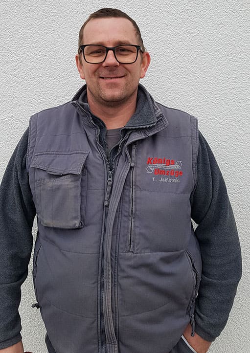 Mitarbeiter im Arbeitsoutfit von Königs Umzüge – erfahrener Umzugshelfer für Entrümpelung, Tragehilfe und Umzug mit Kran in Viersen und Umgebung