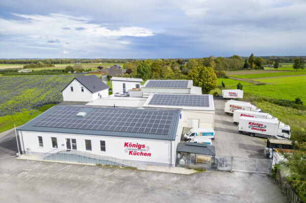 Firmensitz von Königs Umzüge mit Fuhrpark in Niederkrüchten. Zuverlässiges Umzugsunternehmen für Umzug, Entrümpelung und Möbellift-Einsatz am Niederrhein.