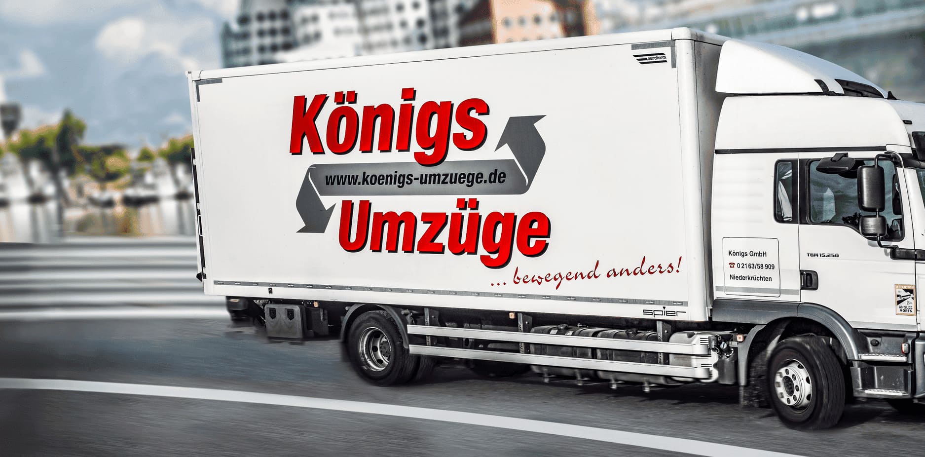Umzugswagen von Königs Umzüge im Einsatz. Professionelles Umzugsunternehmen für Privat- und Firmenumzug in Düsseldorf, Neuss und am gesamten Niederrhein.